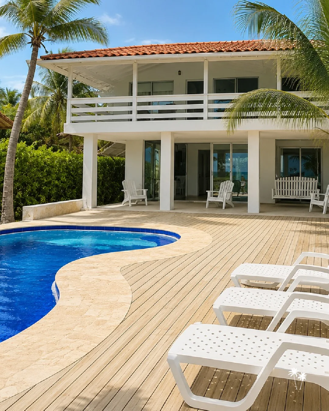 Fachada de dos pisos de la casa con piscina privada