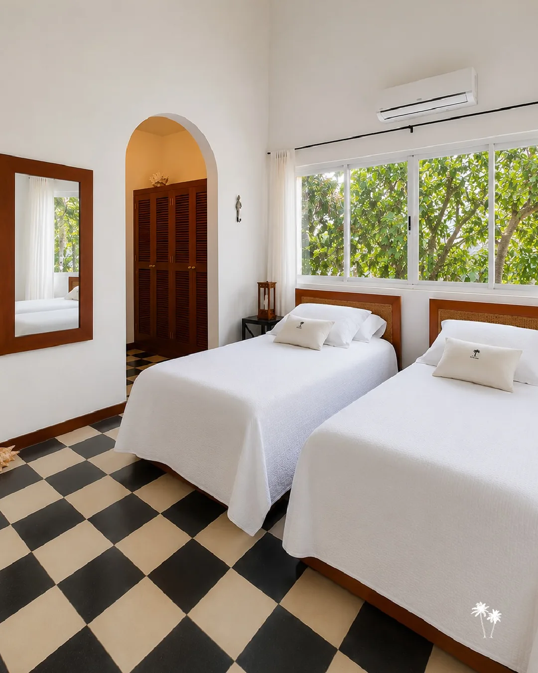 Ambiente de habitación con camas y aire acondicionado