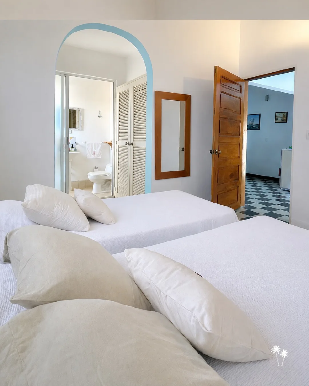 Ambiente de dormitorio con ropa de cama clara