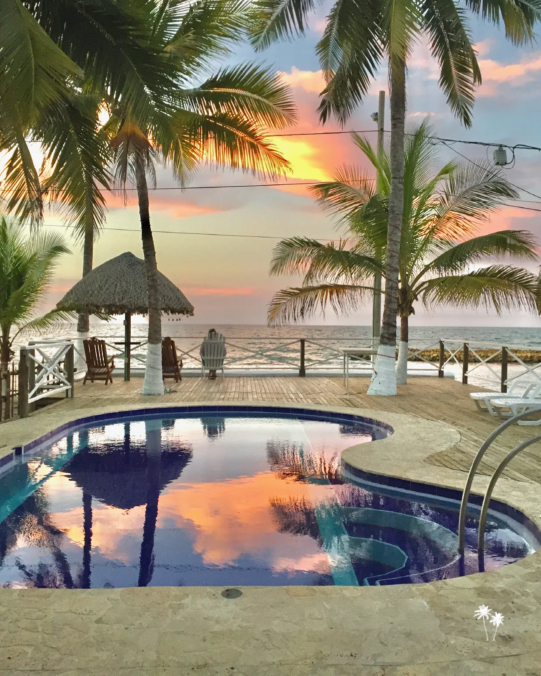 Atardecer reflejado en la piscina de Calipso