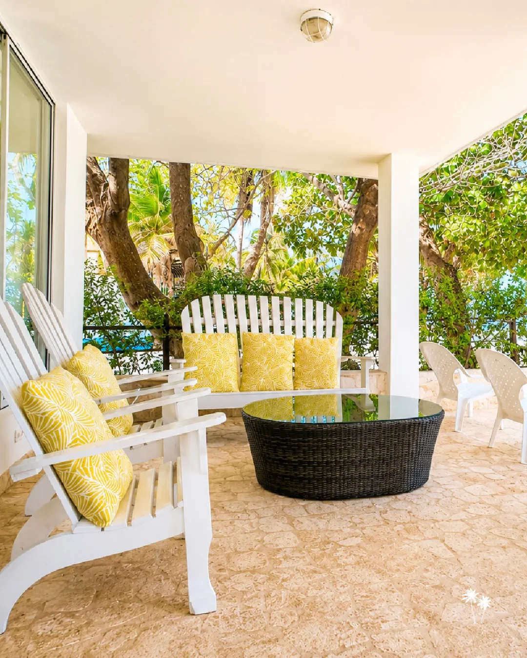 Espacio exterior para sentarse y descansar entre jardines