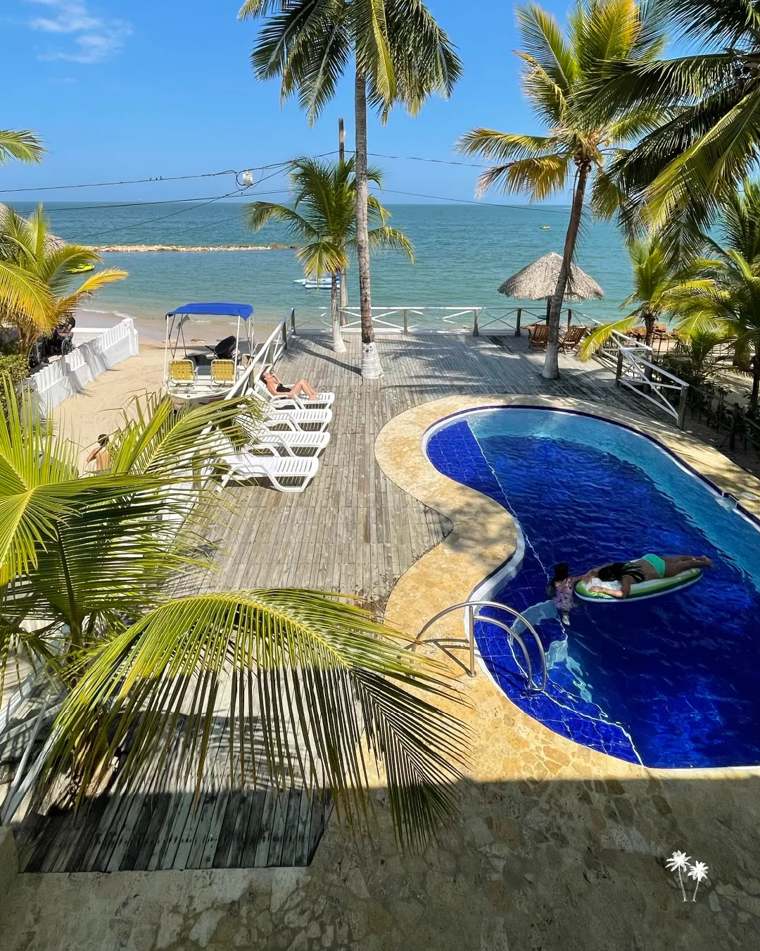 Vista de la terraza con piscina y mar de Calipso Beach House